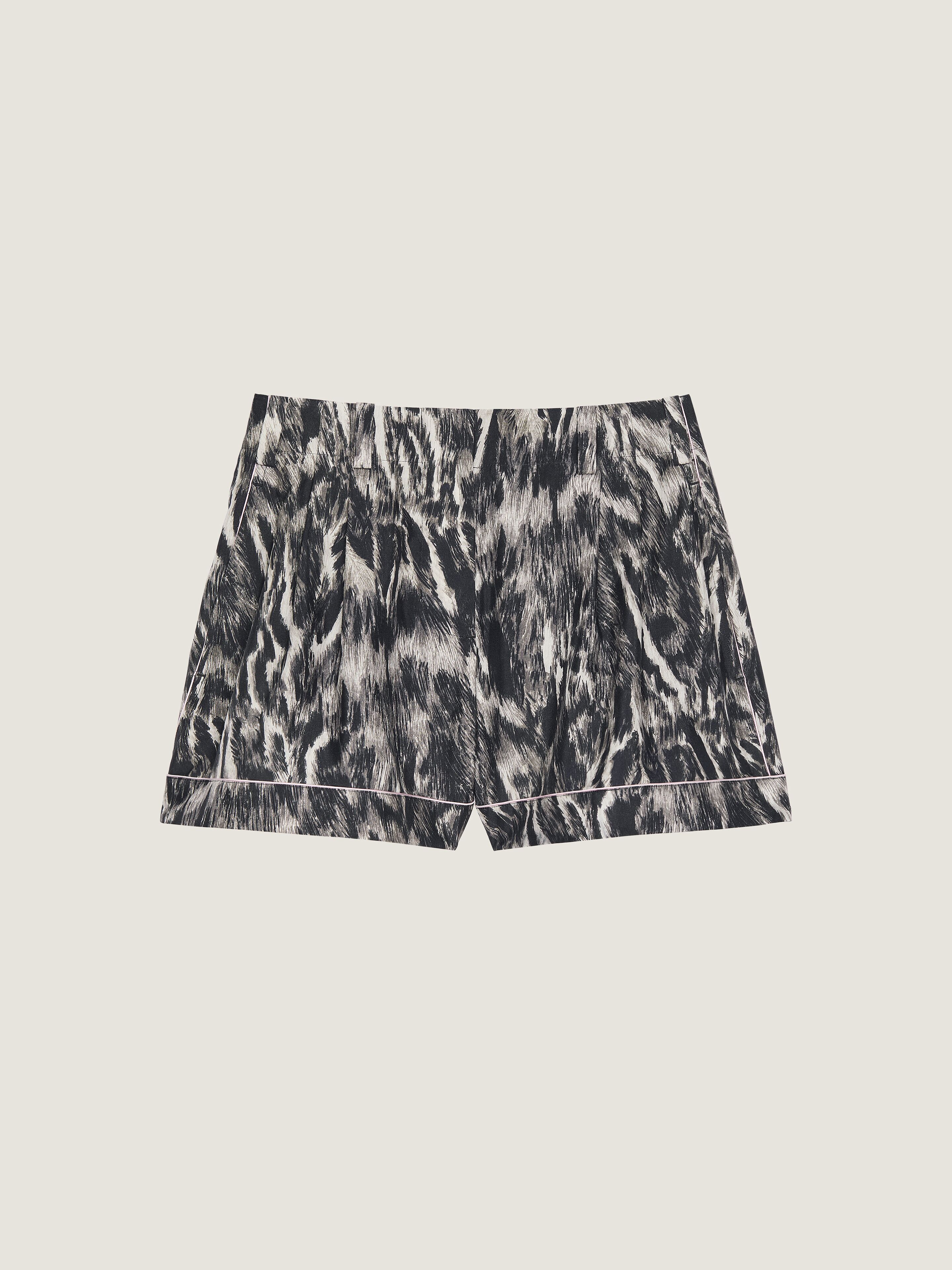 Shorts in silk with animal print
